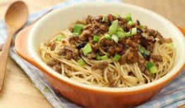 麻酱拌面外卖小哥爆料视频,麻酱拌面制作过程大曝光！